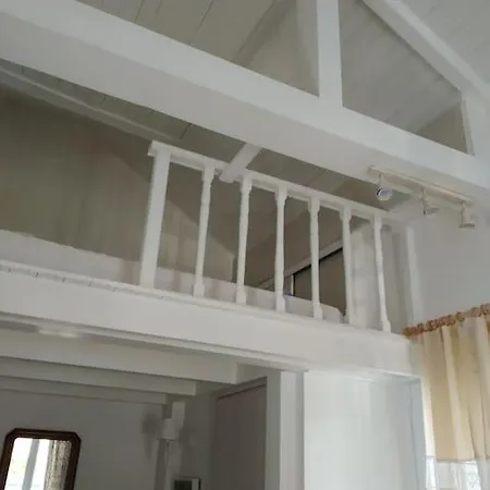 Emeraldi House Vlikhón